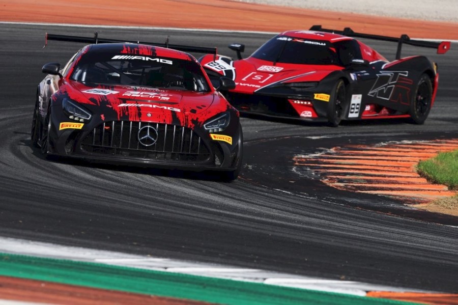 Obě auta na stupních vítězů. RTR projects zažilo bohatou Valencii