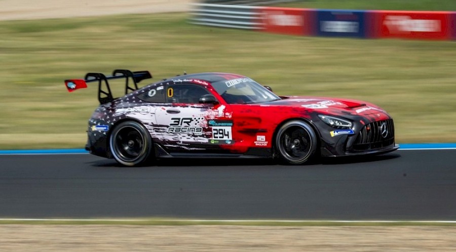 Ostrá letní příprava pokračuje. RTR projects vysílá na Slovakia Ring KTM i Mercedes